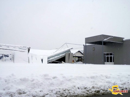 Na sejmišču v Gornji Radgoni se je pod težo snega zrušil del hale